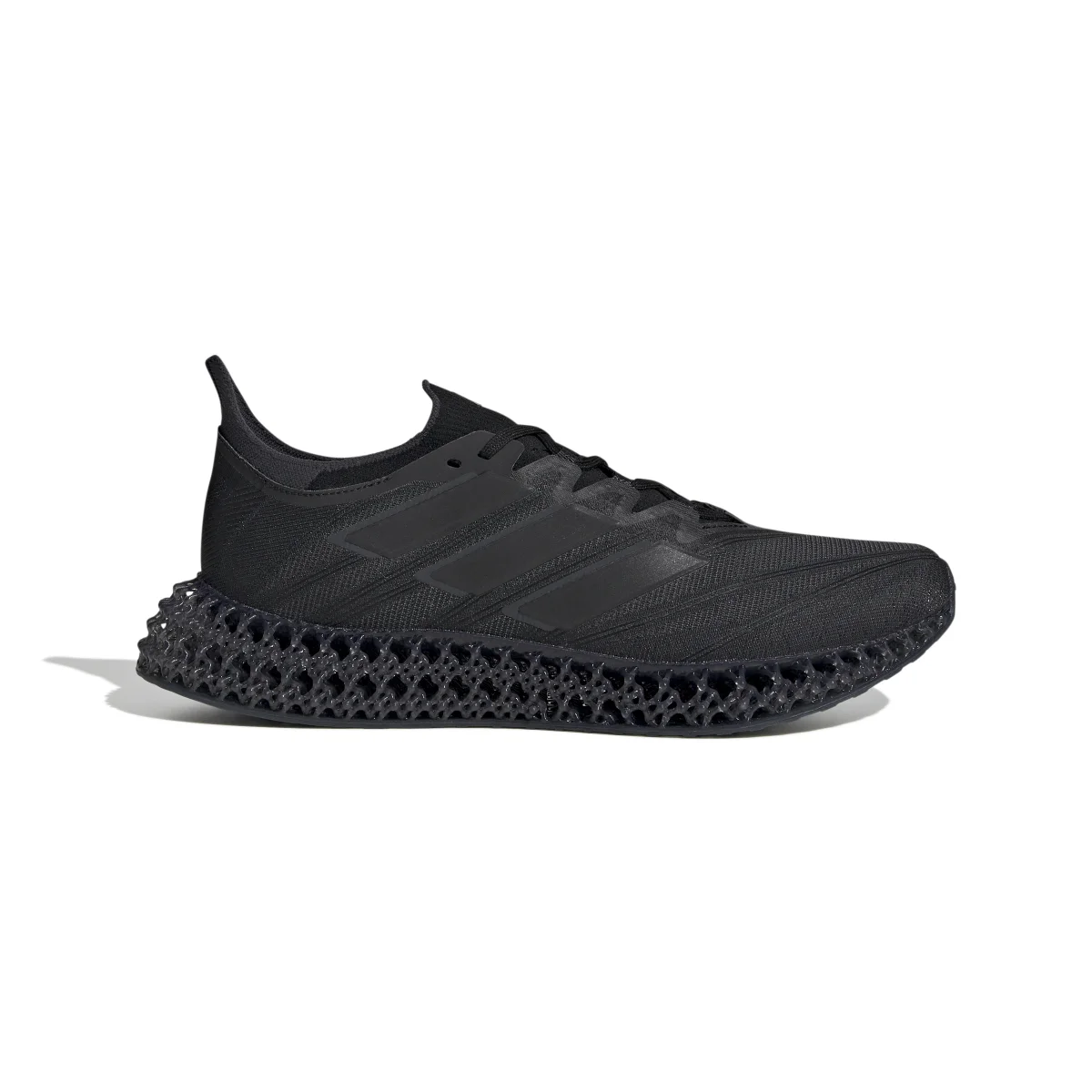 SchwarzerAdidasSchuhmitWeiemHintergrund.webp